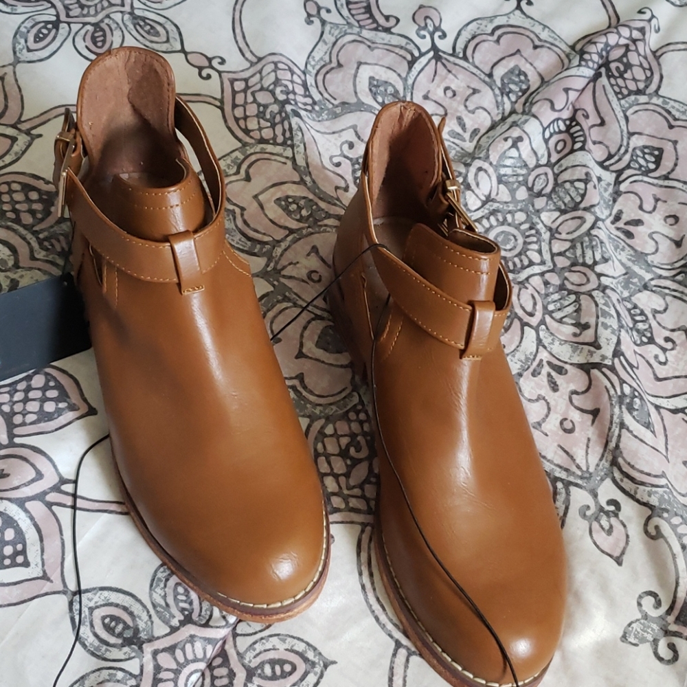 Forever 21 Women's tan shoes/booties